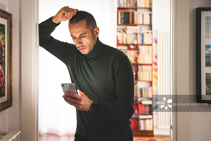 忧虑的男子正在查阅平板电脑图片素材