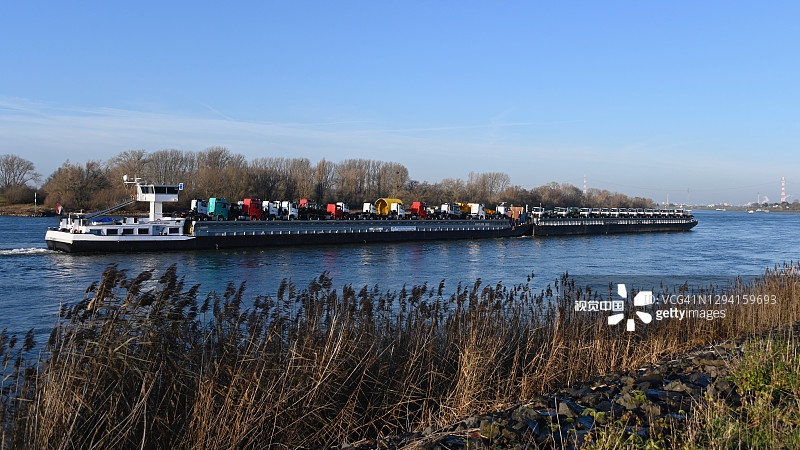莱茵河上用于卡车的特种货轮“MS Dynamica”（近杜塞尔多夫）图片素材