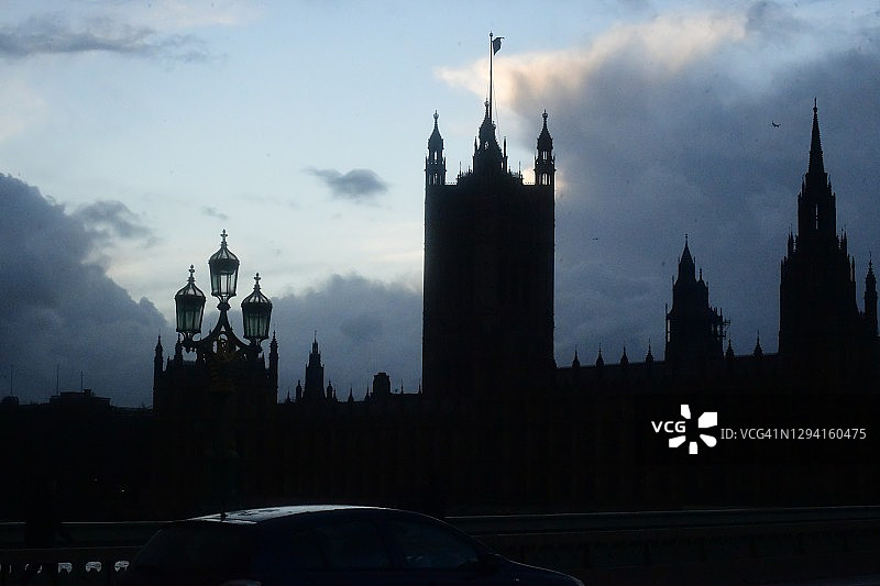 阴沉天空下的议会大厦轮廓图片素材