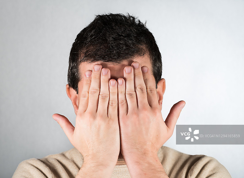 用手遮住眼睛和脸的男人肖像图片素材