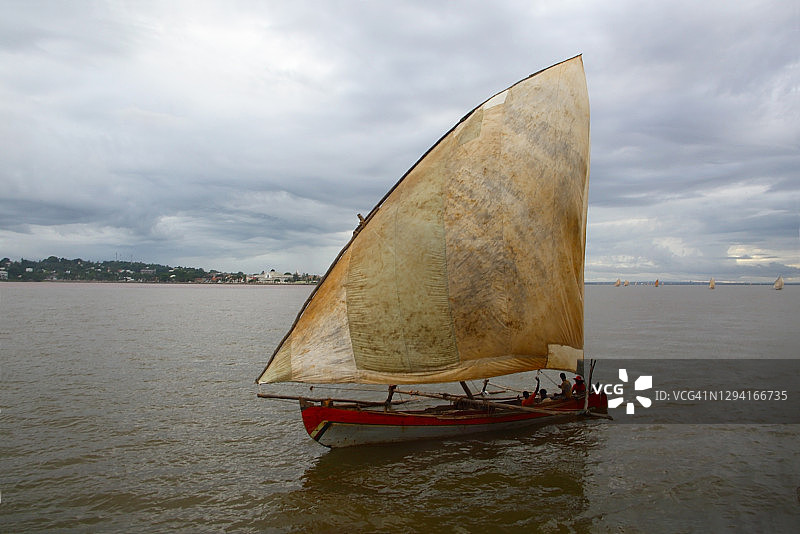 马达加斯加莫龙达瓦渔民黎明时分出发图片素材
