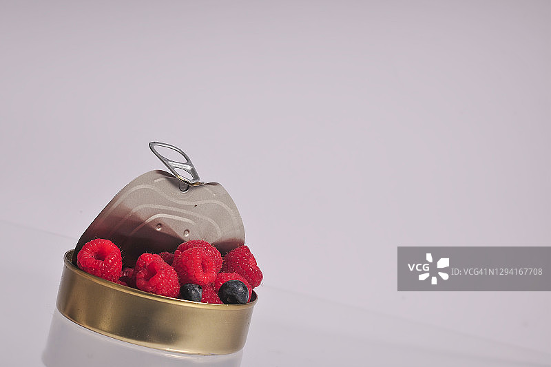 铁罐中的新鲜浆果图片素材