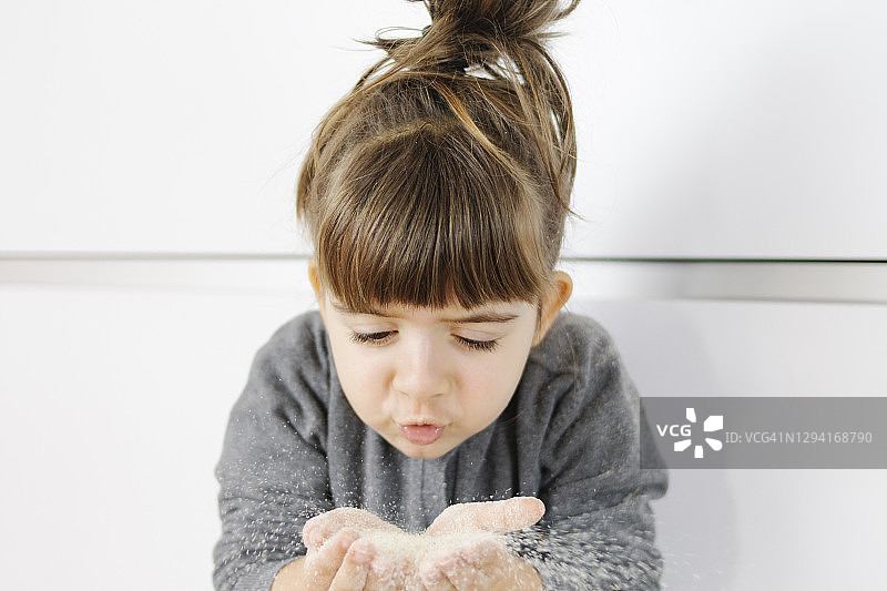 吹碎面包的小女孩图片素材