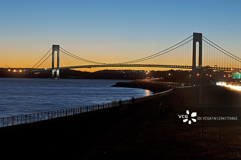 纽约布鲁克林区向东通往韦拉扎诺大桥的贝尔特公园大道图片素材