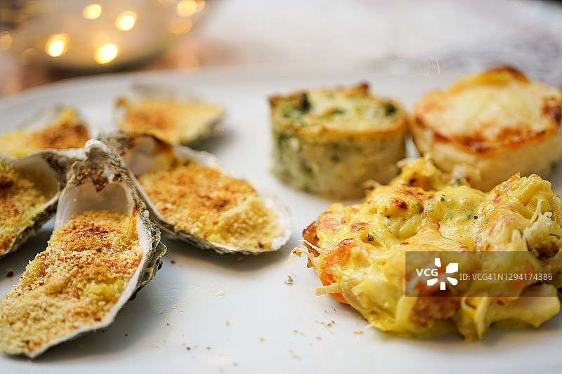 白葡萄酒焗牡蛎扇贝图片素材