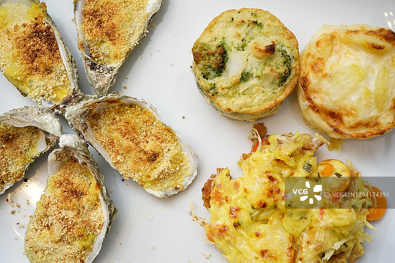 白葡萄酒焗牡蛎扇贝图片素材