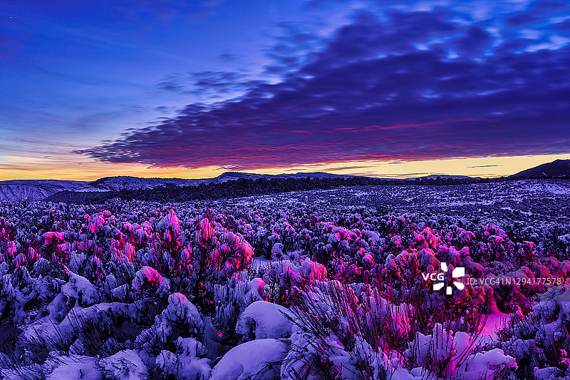 夜幕降临的冬季景观与光绘图片素材
