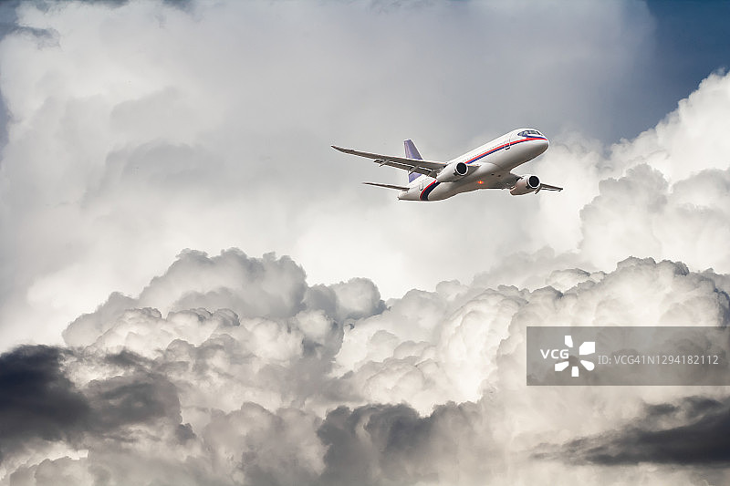 客机在暴风云中飞行，遭遇气流图片素材