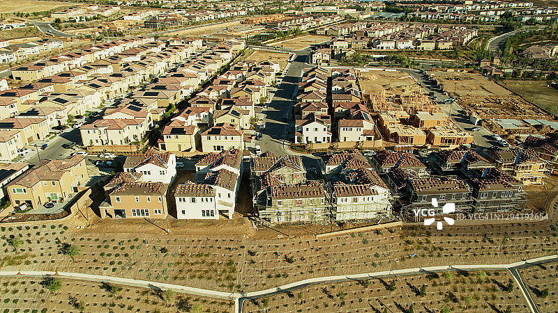 在圣费尔南多谷建造和覆盖屋顶的新的独栋住宅图片素材