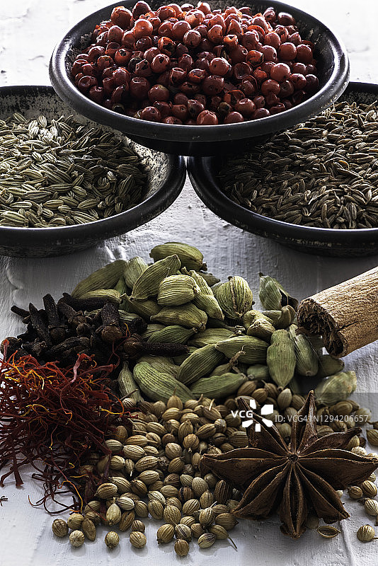 白色背景上的混合香料图片素材