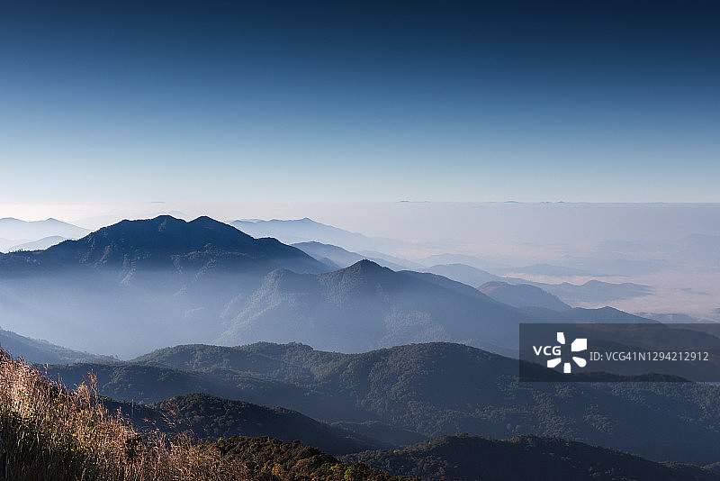 泰国热带森林的自然风光和山脉图片素材
