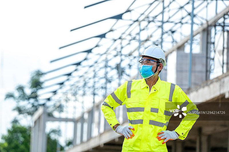 在建筑工地工作时佩戴防护口罩的建筑工人图片素材