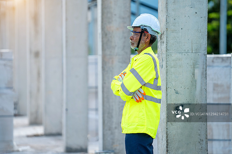 在建筑工地工作的、佩戴安全防护设备的建筑工人图片素材