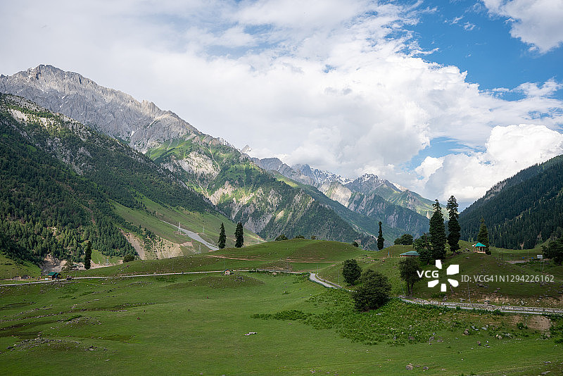 尼卢姆山谷的美丽村庄图片素材