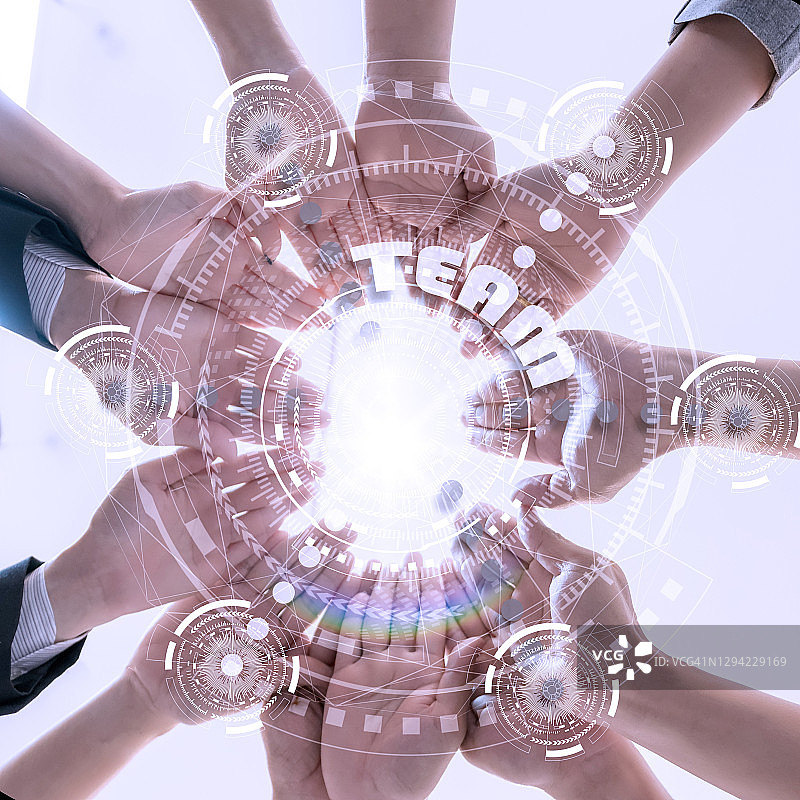 为了工作成功而携手合作的年轻团队图片素材