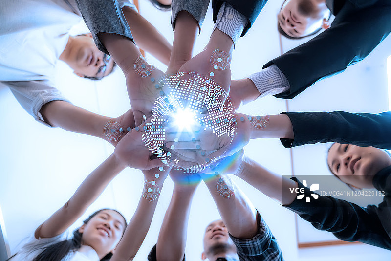 为了工作成功而携手合作的年轻团队图片素材