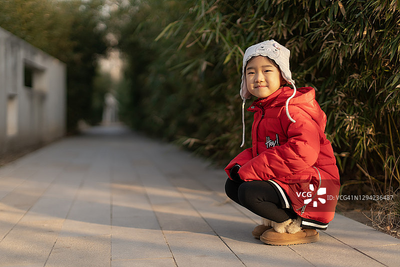 冬天里的小女孩图片素材