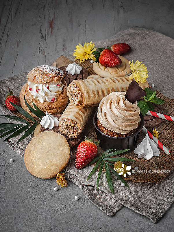 浪漫风格派对甜点美食摄影，纸上浆果花卉薄荷特写图片素材