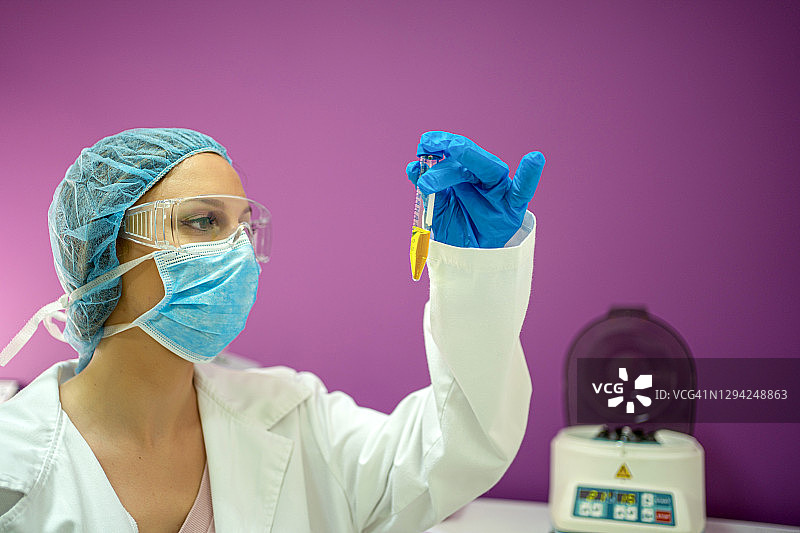 实验室里的女科学家图片素材