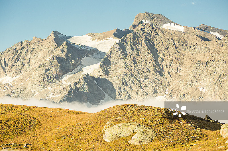 意大利格兰帕拉迪索国家公园的Grand Aiguille Rousse山图片素材