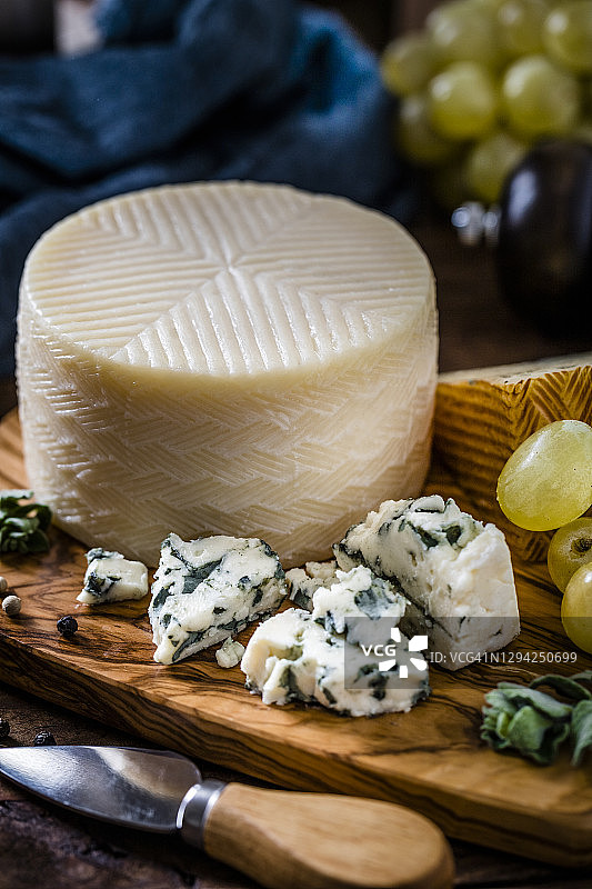 乡村木桌上的各种奶酪图片素材