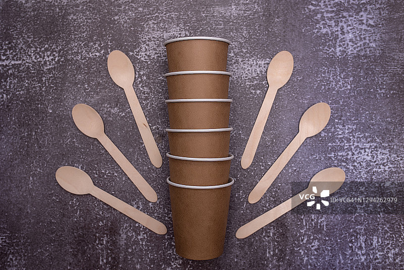 灰色背景上的可回收环保材料制成的棕色杯子和勺子图片素材