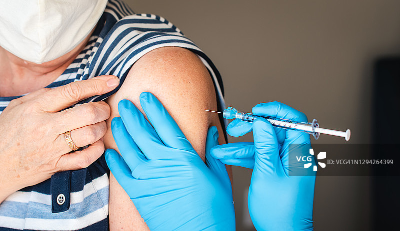 女子手臂接种疫苗特写图片素材