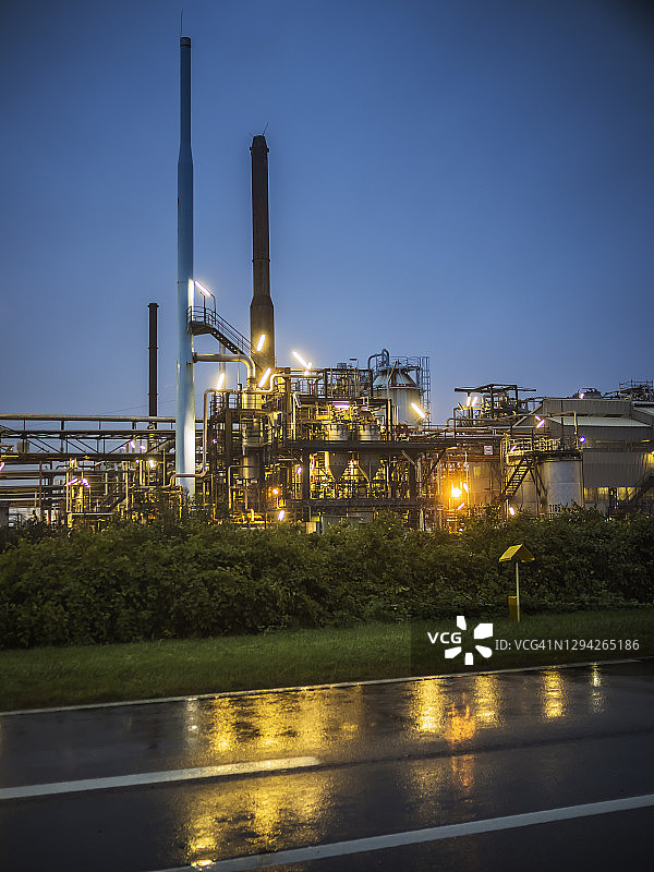 勒阿弗尔港炼油厂夜景图片素材