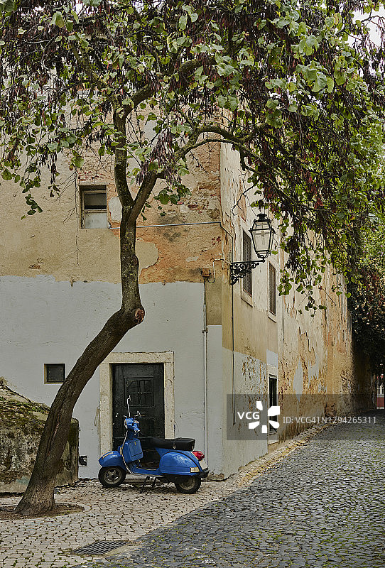 阿尔法玛小巷里的蓝色滑板车图片素材