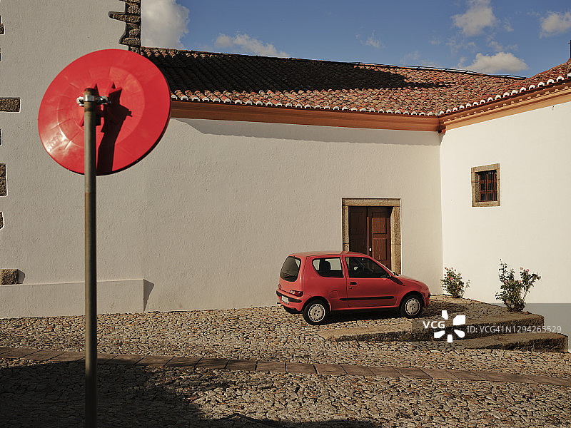 停在马尔旺镇的旧式橙色轿车图片素材