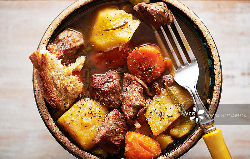 丰盛炖菜碗特写图片素材