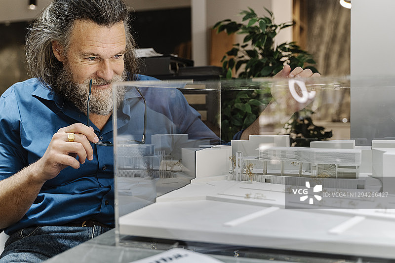 观察建筑模型的中年男人图片素材