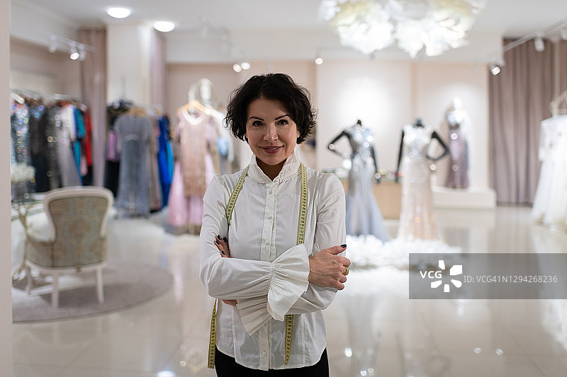 看着镜头的时尚精品店的成功女老板图片素材