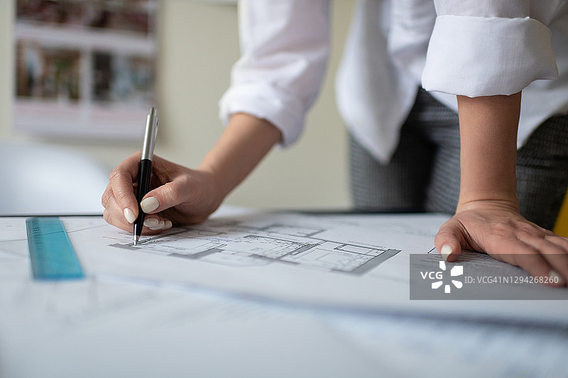 室内设计师绘制蓝图图片素材