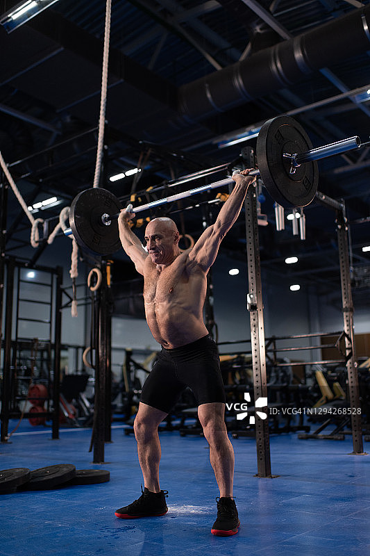 老年运动员在健身房做抓举运动图片素材