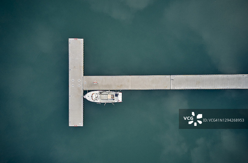 系泊在水泥码头的船只图片素材