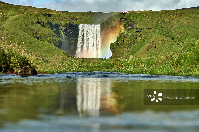 带瀑布的池塘山丘图片素材