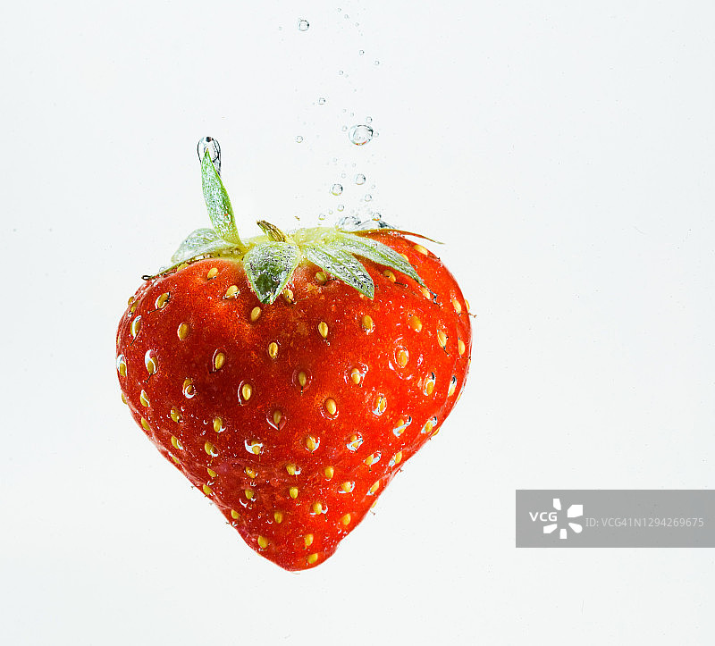 草莓落入水中，激起巨大水花图片素材