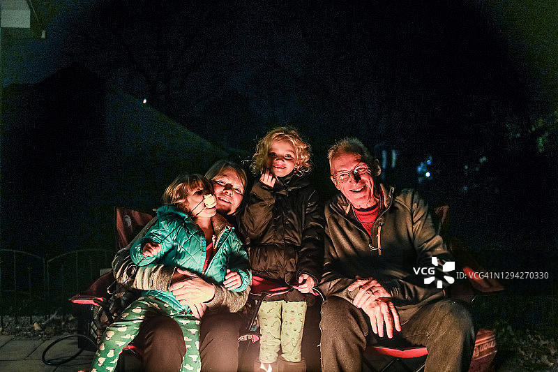 爷爷奶奶和孙子孙女一起看着镜头图片素材