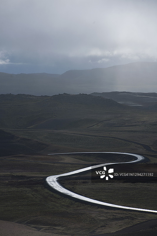 冰岛北部壮丽景观中的空旷道路图片素材