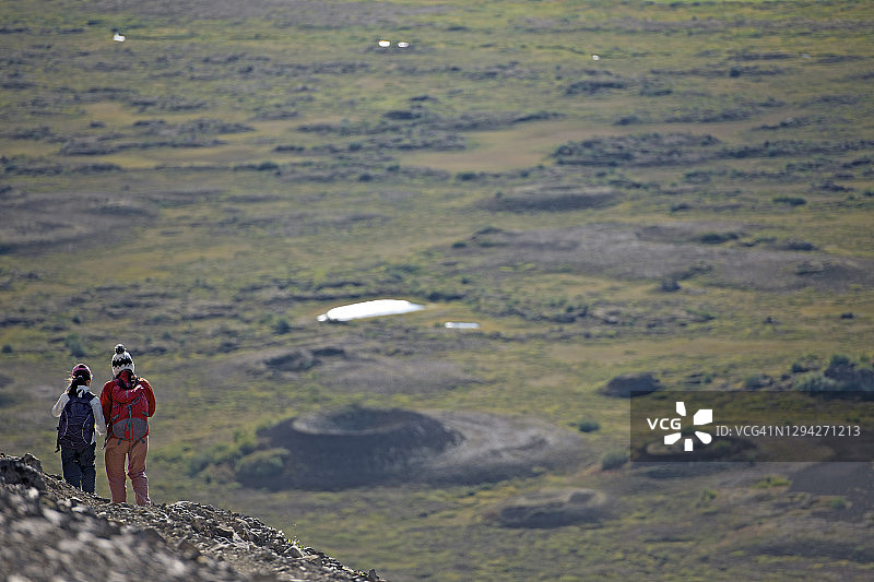 母女在米湖登山图片素材