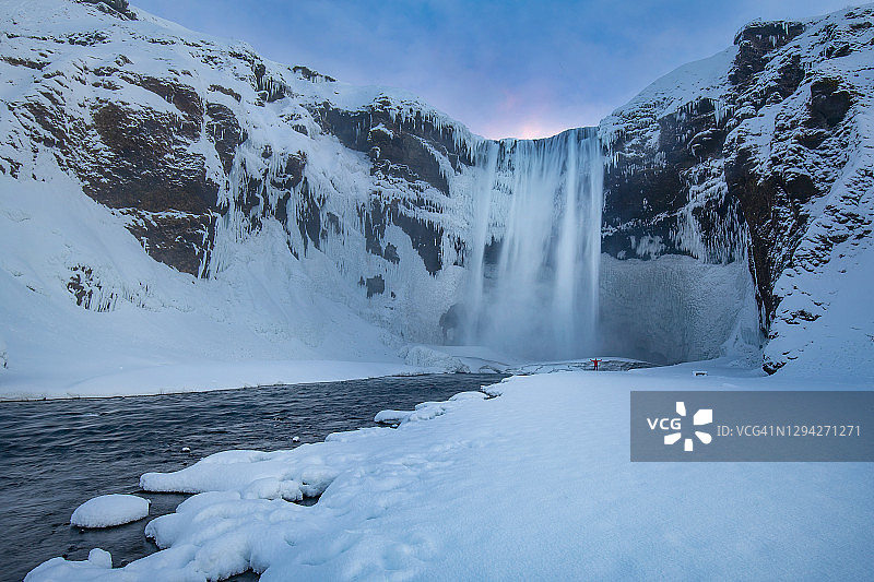 冬季日出下的冰岛斯科加瀑布图片素材