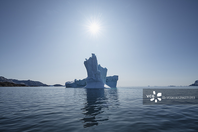 阳光照耀着格陵兰岛东部瑟米利克峡湾的冰山图片素材