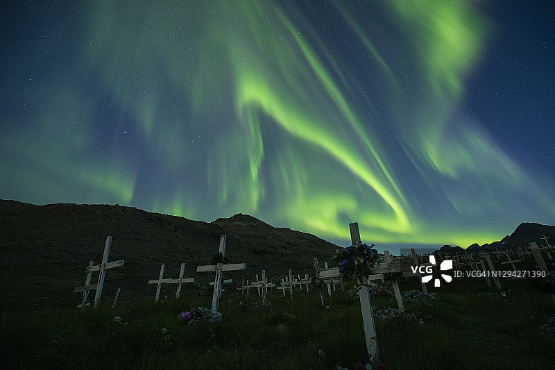 格陵兰塔西拉克公墓上空的北极光图片素材