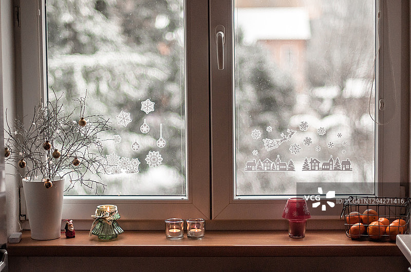 雪松和圣诞装饰的窗户景色图片素材