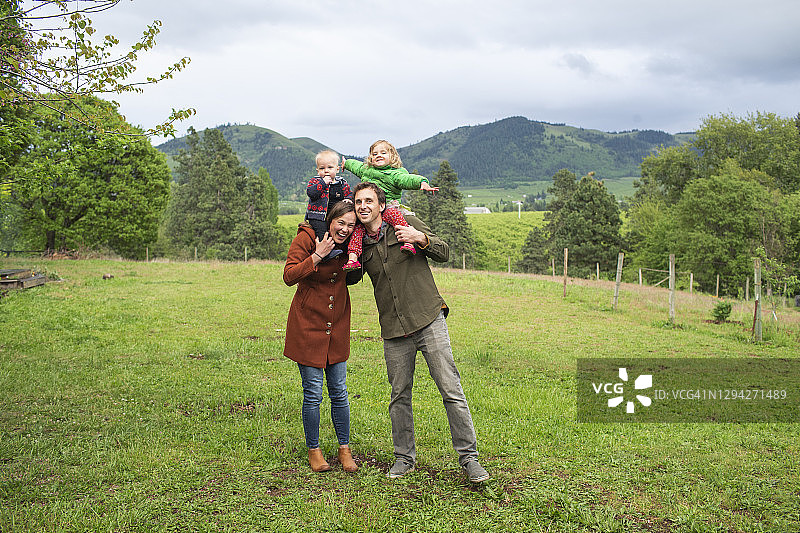 美国乡村家庭后院的四口之家肖像图片素材