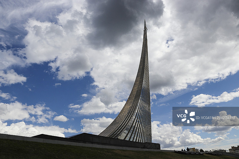 征服太空纪念碑与阴郁的天空图片素材