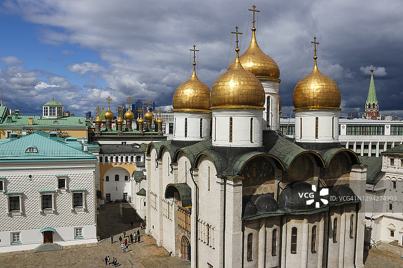 眺望乌斯佩斯基主教座堂与逼近的乌云图片素材
