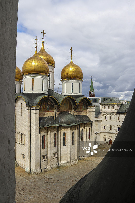 眺望乌斯佩斯基主教座堂与逼近的乌云图片素材