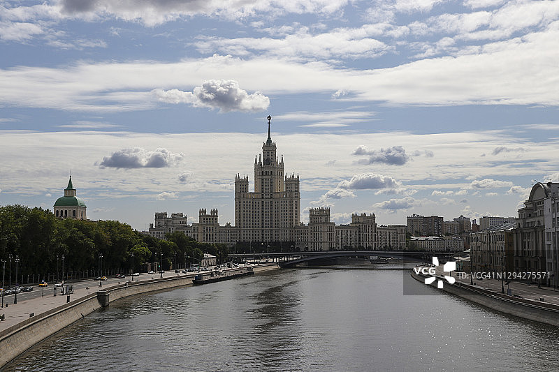 观赏科捷利尼切斯卡娅沿岸街大楼图片素材